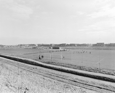 881428 Gezicht op de sportvelden van Sportaccomodatie Lunetten (Oude Liesbosweg) te Utrecht.